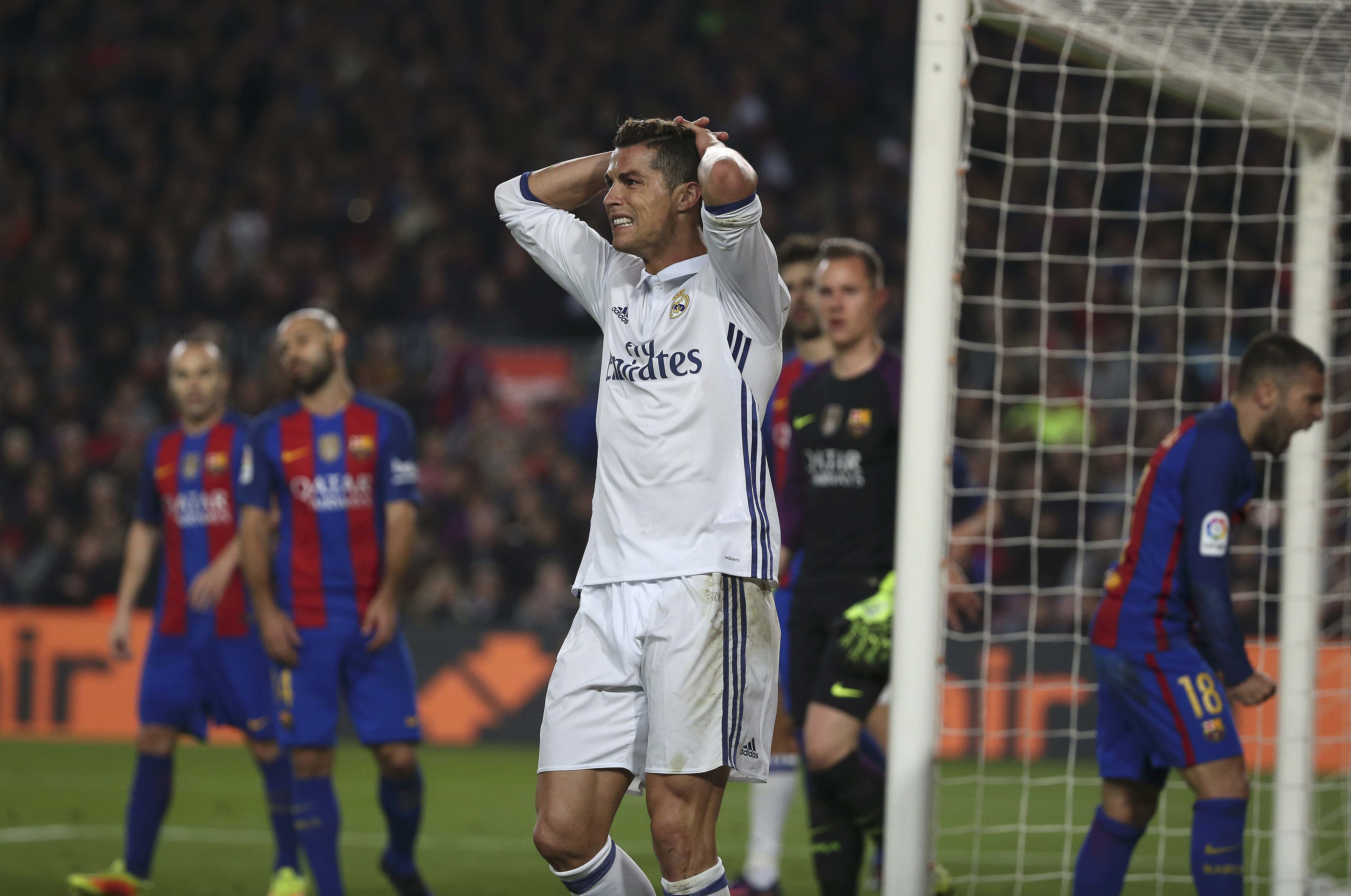 Ramos cứu Ronaldo, giúp Real cầm hòa Barca