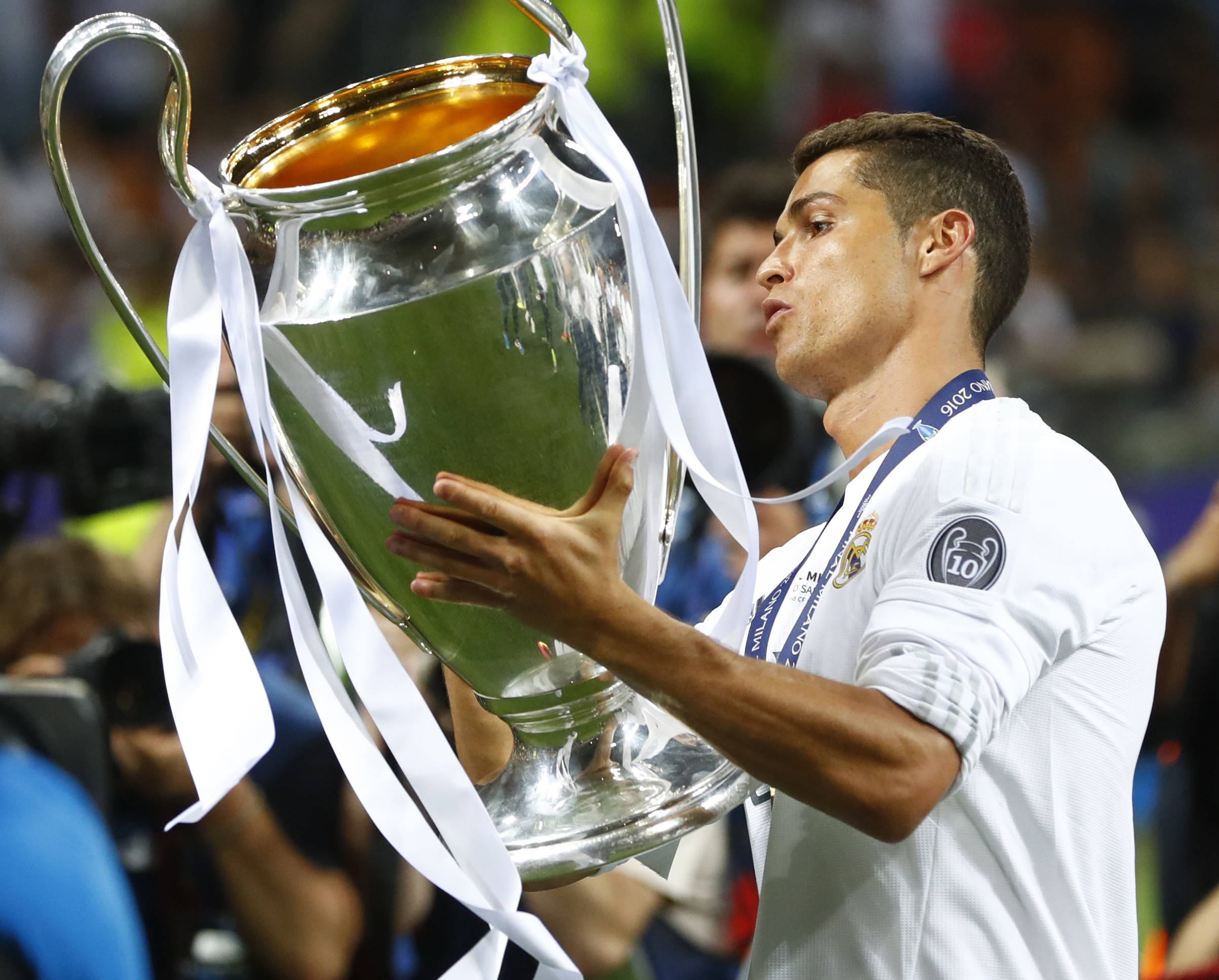 Ronaldo lấn lướt Messi