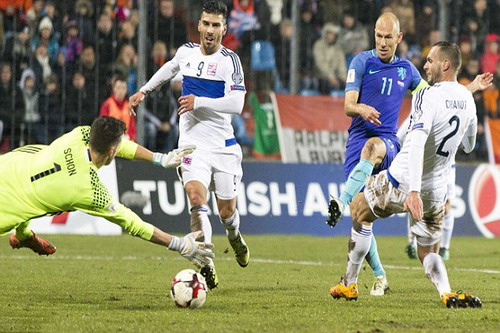 
Robben (11) mở tỉ số cho đội kh&aacute;ch H&agrave; Lan
