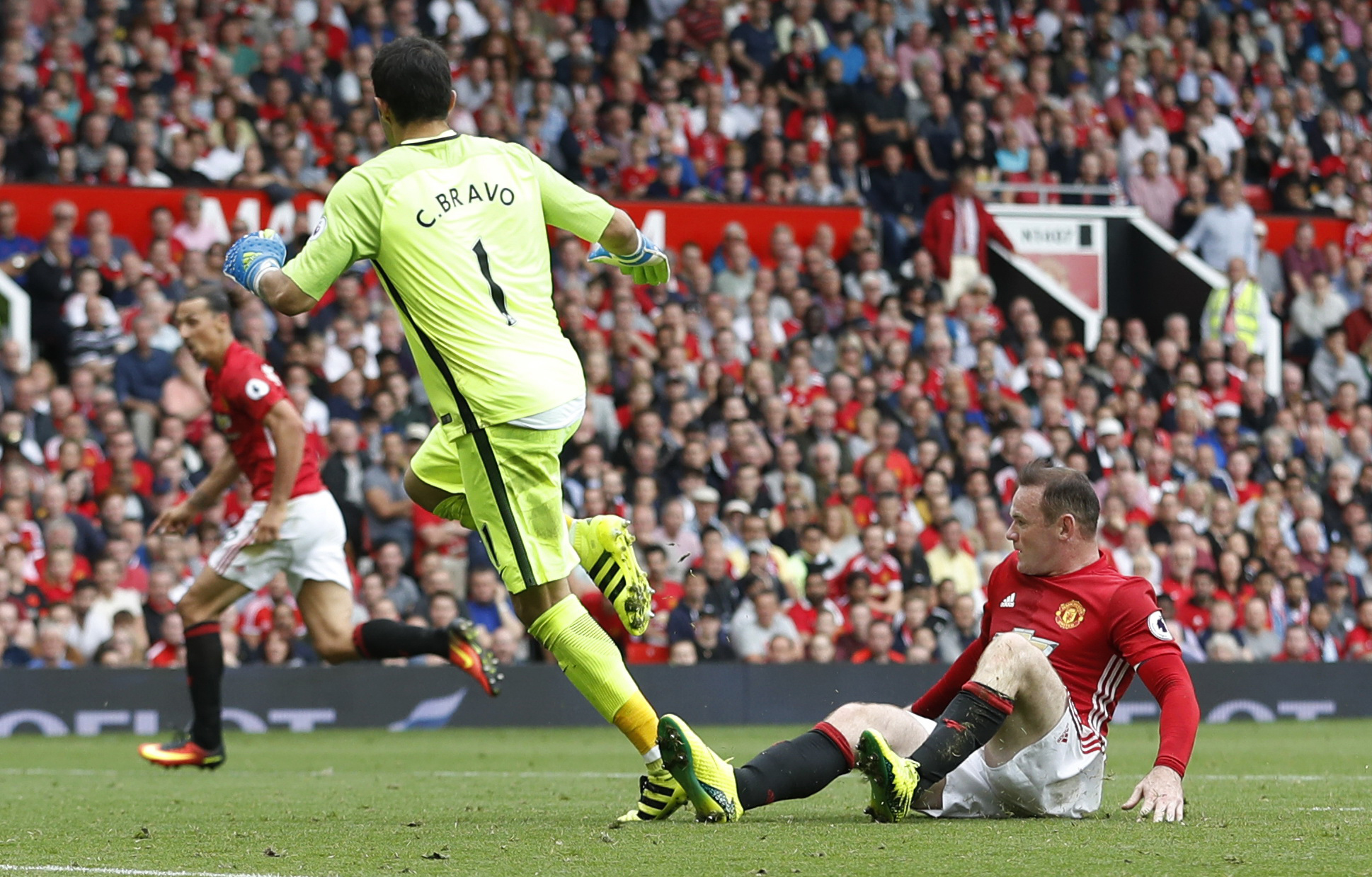 Rooney cần lấy lại uy danh sau những m&agrave;n tr&igrave;nh diễn nhạt nh&ograve;a gần đ&acirc;yẢnh: REUTERS