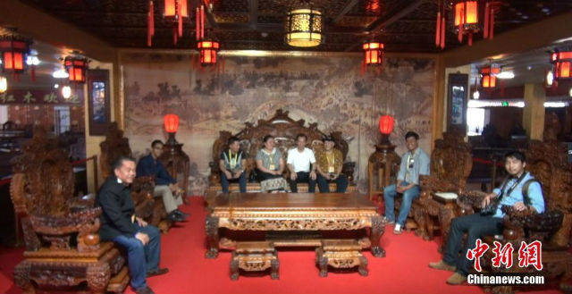 Bộ bàn ghế gỗ cẩm lai vàng giá gần 700 tỉ đồng