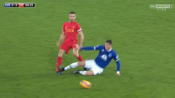 Henderson suýt gãy chân sau cú tắc bóng của Barkley
