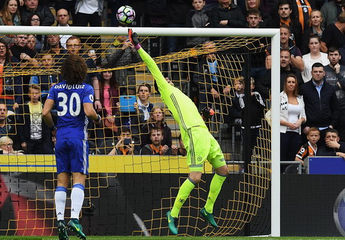 Thủ m&ocirc;n Courtois x&ocirc; b&oacute;ng sau c&uacute; dứt điểm của Snodgrass
