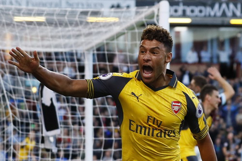 “Cùi chỏ vàng” Koscielny giúp Arsenal hạ Burnley