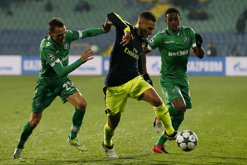 Arsenal ngược dòng, giành vé sớm dự vòng knock-out