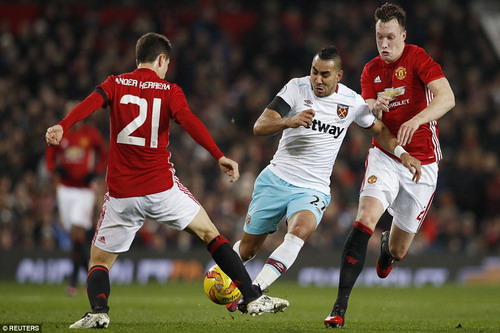 Hàng thủ M.U vất vả với Dimitri Payet