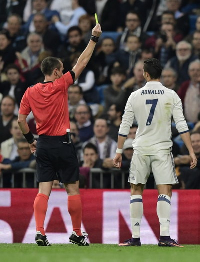 Ronaldo chơi năng nổ, nhận cả thẻ vàng nhưng không có bàn thắng