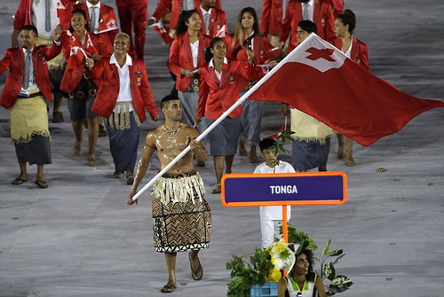 Người cầm cờ đoàn Tonga ở Rio 2016 gây bão mạng xã hội