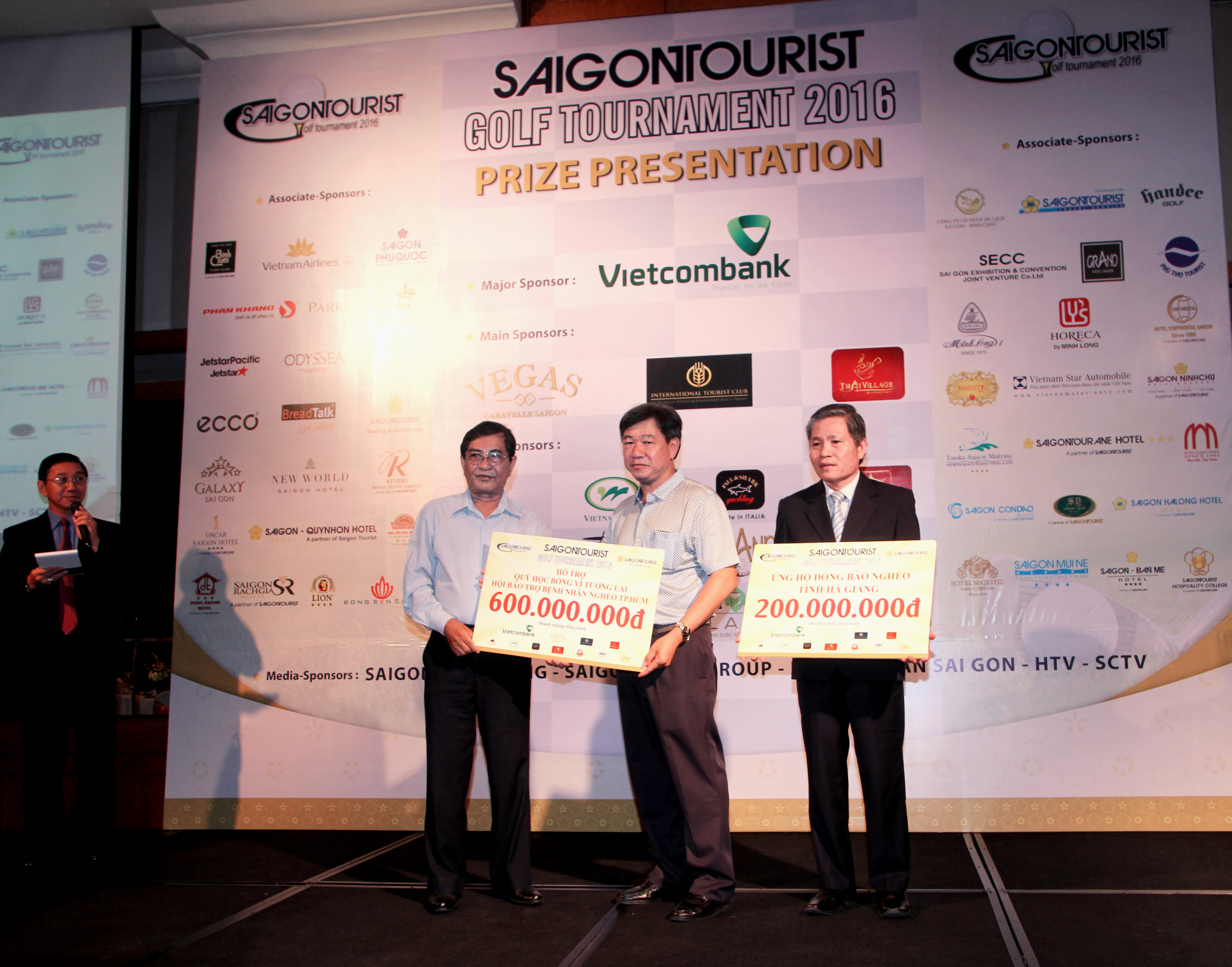 Giải Golf Saigontourist 2016: Quyên góp 800 triệu đồng từ thiện