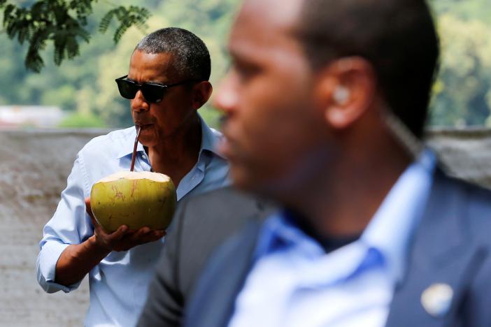 Uống nước dừa, Tổng thống Obama "quyến rũ" Lào