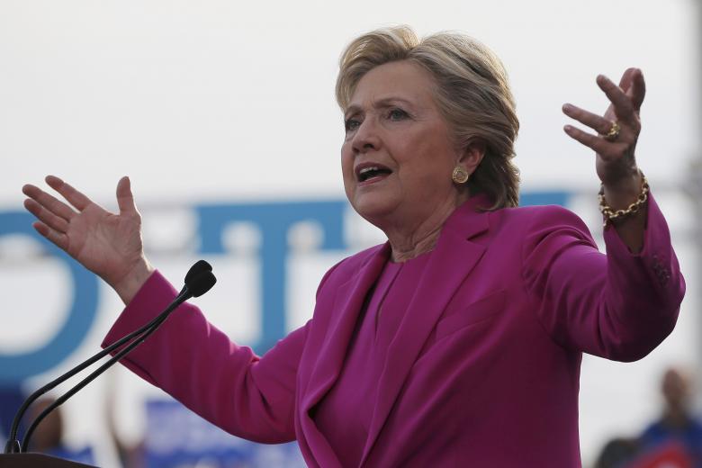 Hé lộ lý do sếp FBI đột ngột ngáng đường bà Clinton
