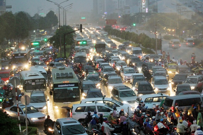 Ai lái xe hơi ở Sài Gòn biết 4 nỗi khổ này