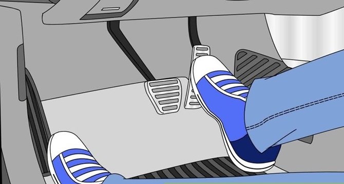 L&aacute;i xe số tự động, ch&acirc;n phải sẽ thực hiện cả hai thao t&aacute;c đạp phanh lẫn ga