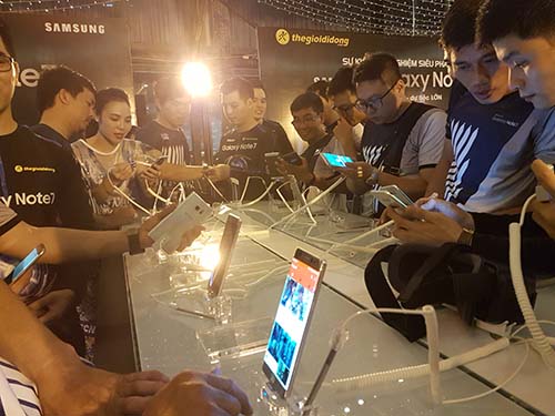 Thế Giới Di Động giao Samsung Galaxy Note 7 cho khách hàng