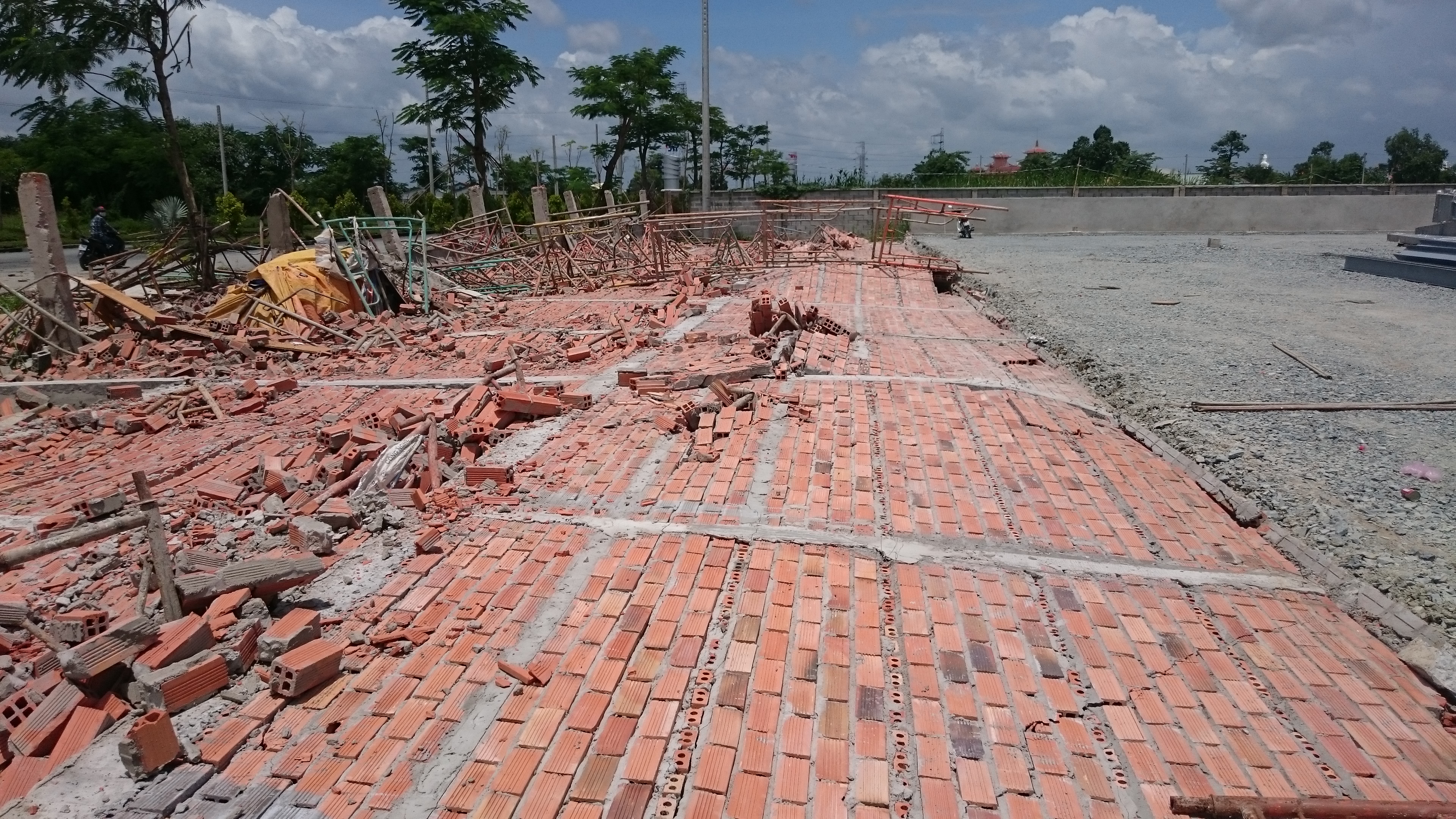 Sập tường đang thi công, 3 công nhân bị thương