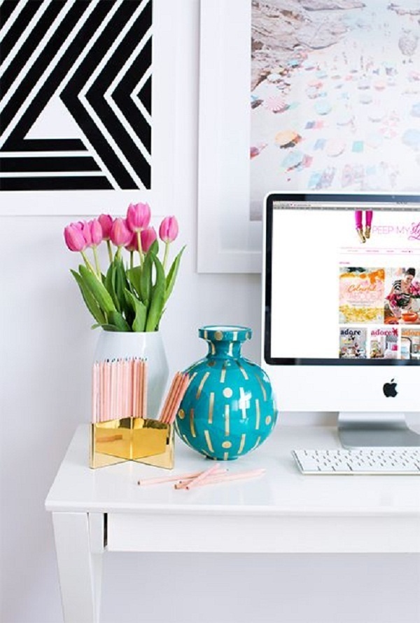 Đặt đồ dùng phục vụ cho công việc ở hướng Đông căn phòng