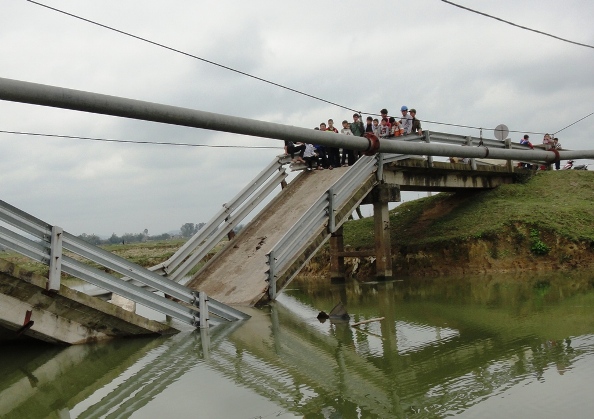 Sà lan chở cát tông sập cầu