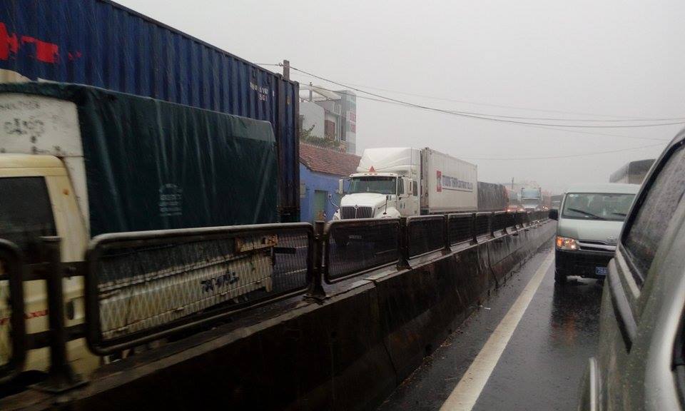 Hàng đoàn xe ùn ứ kéo dài mỗi bên hơn 10km