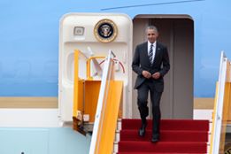 Cận cảnh Tổng thống Obama đặt chân xuống Tân Sơn Nhất