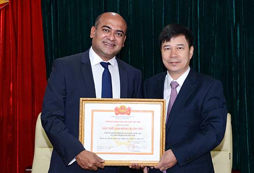 Prudential finance nhận danh hiệu “Tập thể lao động xuất sắc”