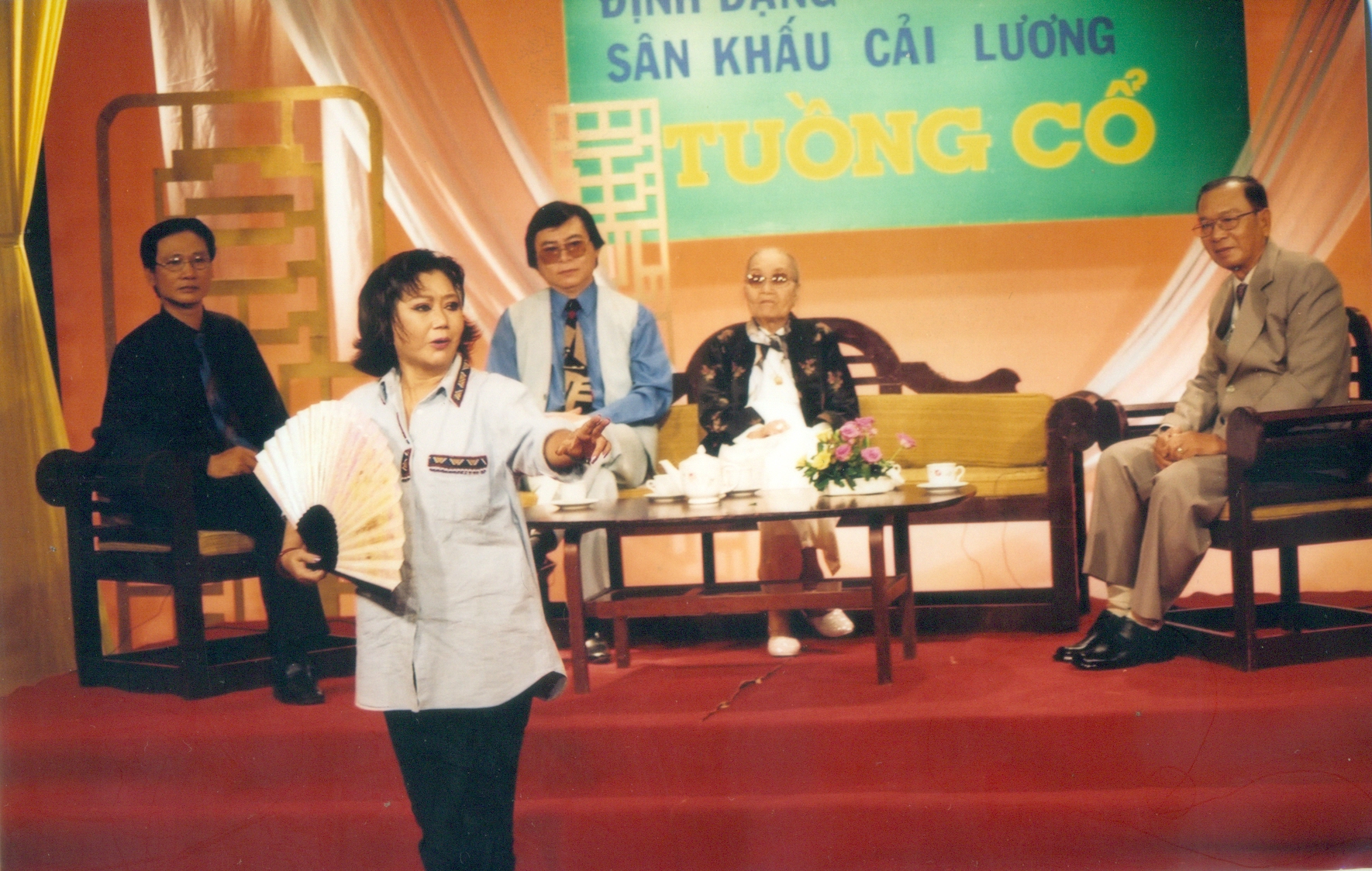 NSND Kim Cương diễn thị phạm tr&igrave;nh thức vũ đạo tuồng cổ (vai Đi&ecirc;u Thuyền) trong buổi tọa đ&agrave;m S&acirc;n khấu cải lương tuồng cổ c&oacute; sự g&oacute;p mặt của: NSND Bảy Nam, Đinh Bằng Phi v&agrave; Thanh T&ograve;ng.