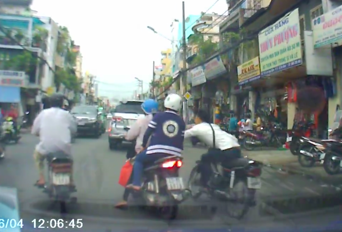 Bắt được tên cướp giật túi xách giữa phố Sài Gòn