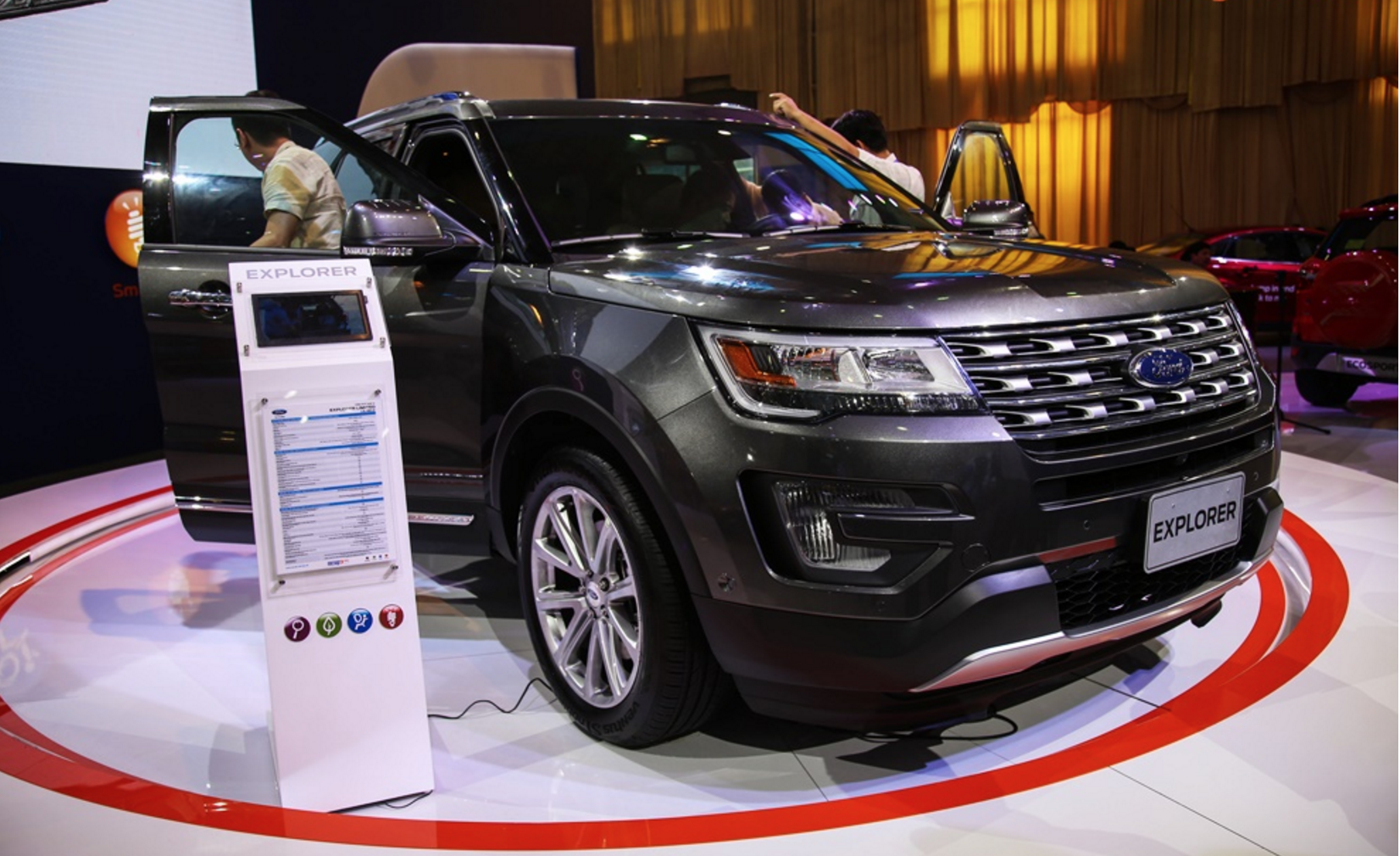 Mẫu SUV cỡ lớn Ford Explorer lần đầu ti&ecirc;n được ra mắt tại Việt Nam.