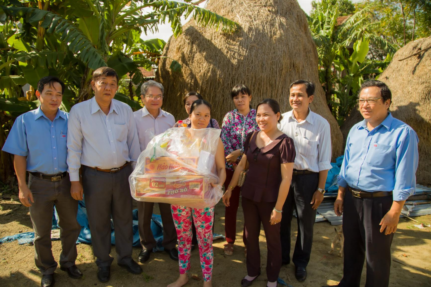 Tận tay trao những phần quà cho bà con nghèo