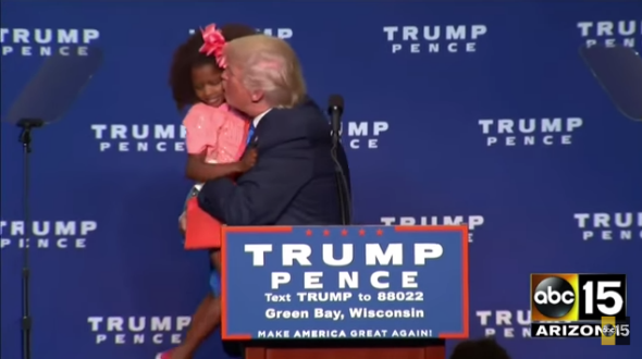 Khoảnh khắc tẽn tò của tỉ phú Trump