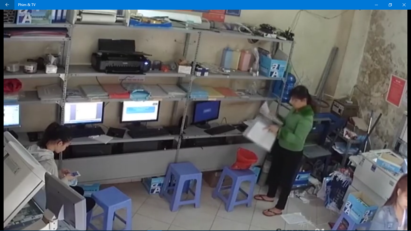 Nữ quái trộm ví tiền trong tiệm photocopy