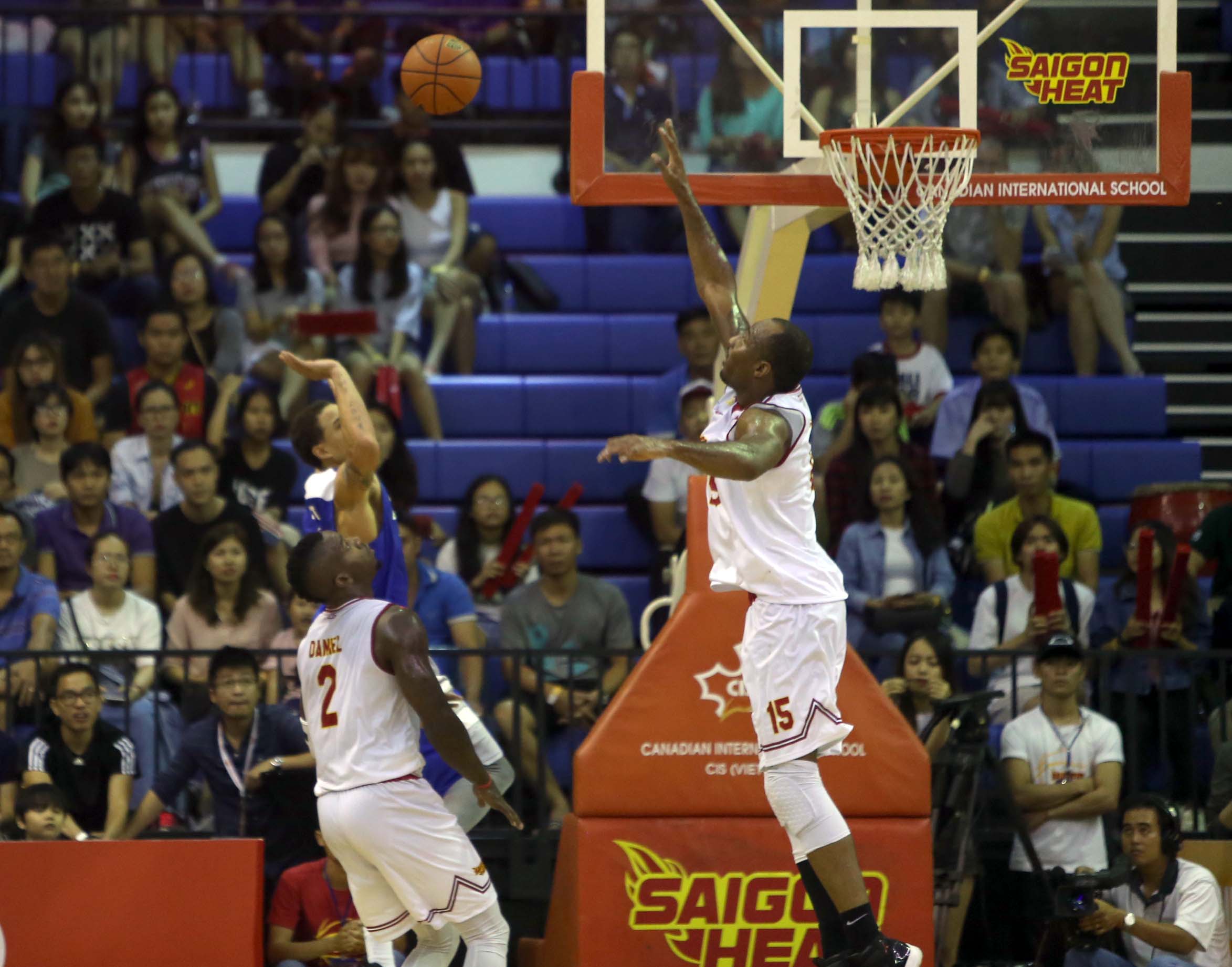 Thi đấu tích cực nhưng Saigon Heat (áo trắng) vẫn để thua với tỉ số 74-85.