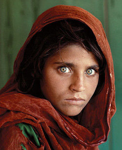 Số phận nghiệt ngã của cô gái Afghanistan có ánh mắt hút hồn