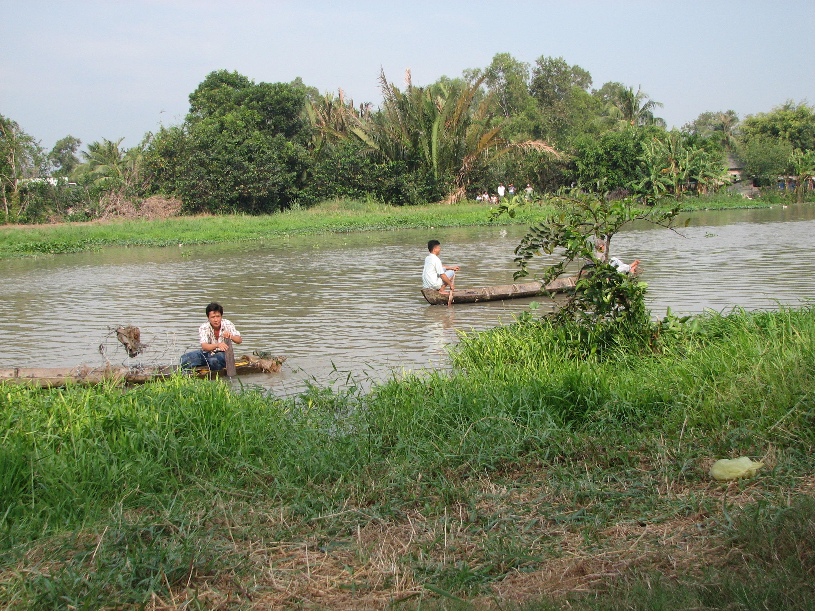 Đùa giỡn khi bơi xuồng, một sinh viên mất tích