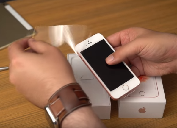"Đập hộp" iPhone SE, bắt đầu cho đặt trước