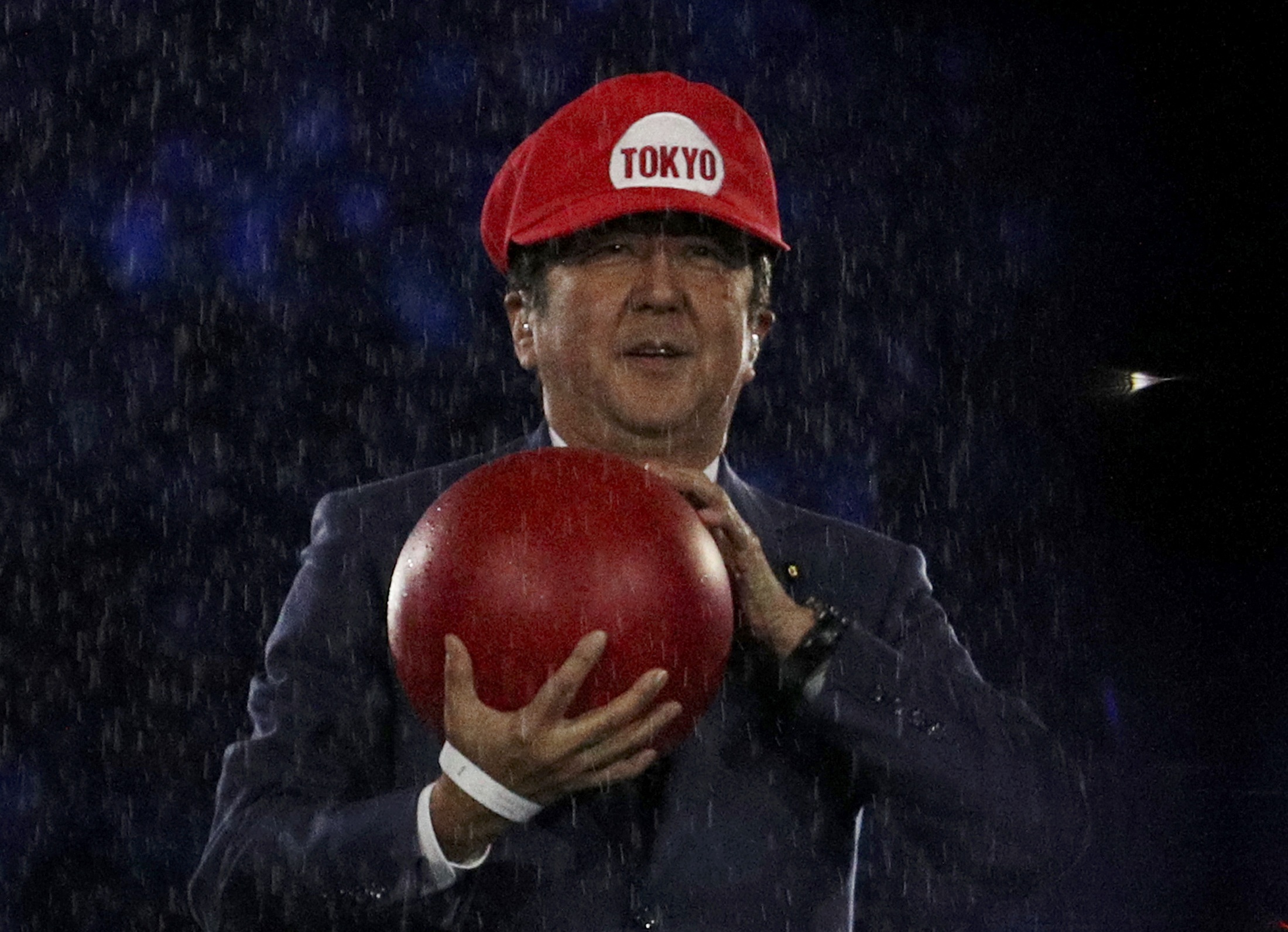 Thủ tướng Nhật hóa “Super Mario” chui lên từ ống nước