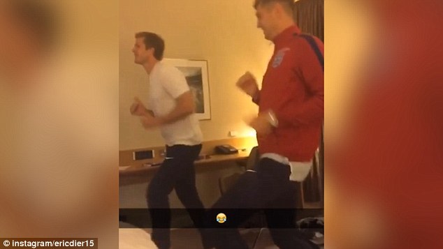 Clip: Sao tuyển Anh đua đòi cơn sốt Running Man Challenge
