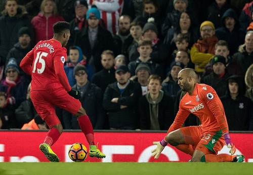 M&agrave;u &aacute;o giống nhau, Sturridge ghi b&agrave;n thứ 100 cho Liverpool dưới thời J.Klopp