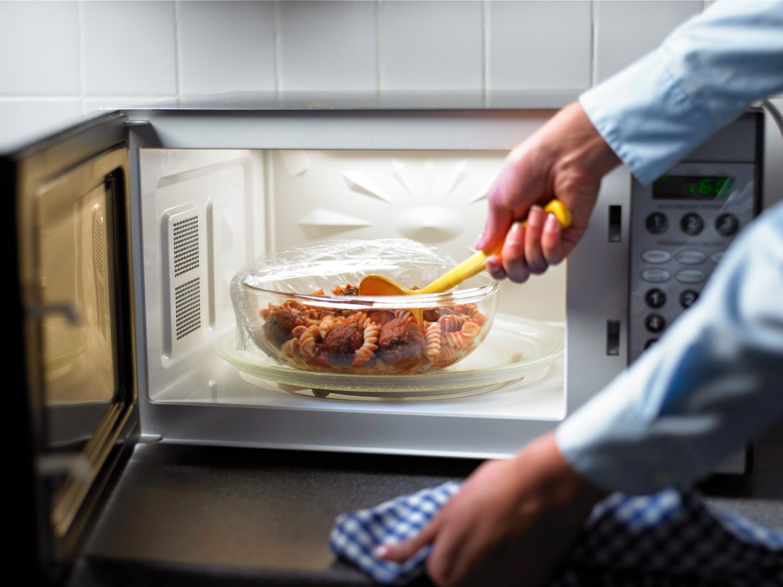 Những bí mật về lò vi sóng bà nội trợ nào cũng khiếp sợ