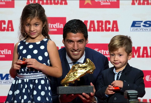 Luis Suarez và các con tại lễ trao giải