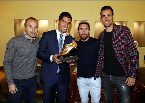 Iniesta, Messi và Busquet chia vui cùng đồng đội