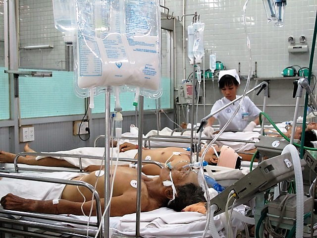 Nhiễm bệnh từ… nhân viên y tế
