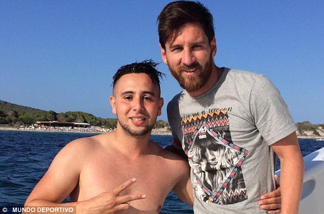 Fan cuồng bơi cả 1.000 m để gặp Messi