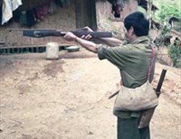 Chồng bắn vợ trọng thương rồi tự sát?