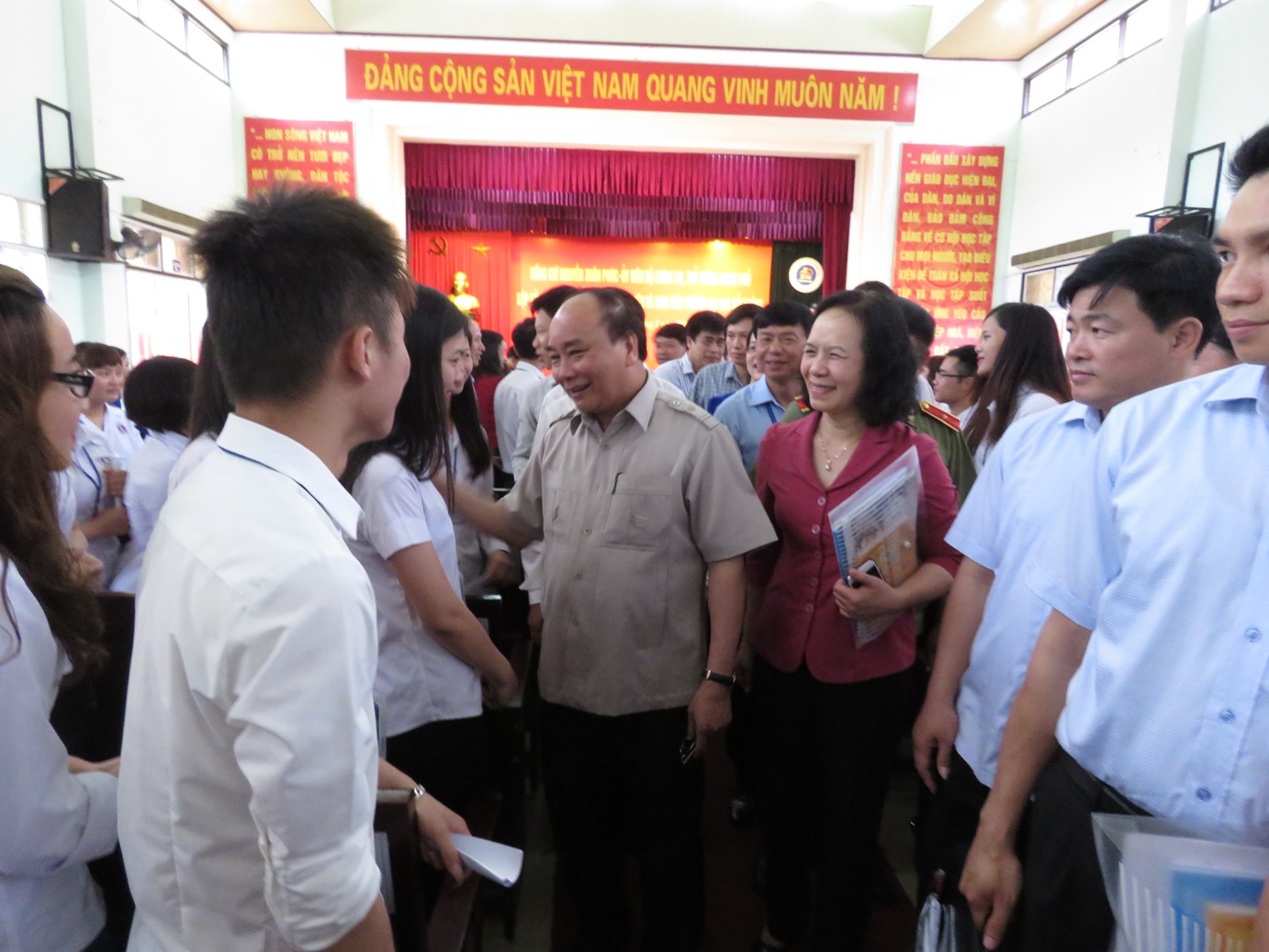 Thủ tướng: Sinh viên đại học không phải là đọc - chép