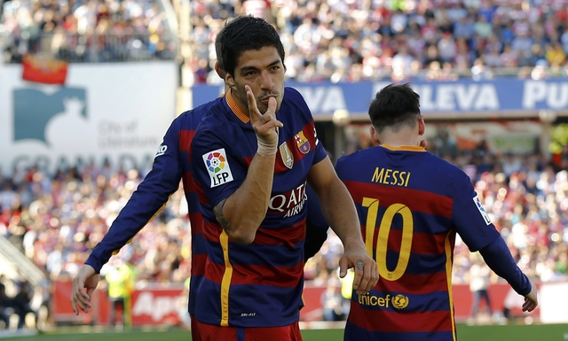 Suarez lập hat-trick, Barcelona giữ được cúp
