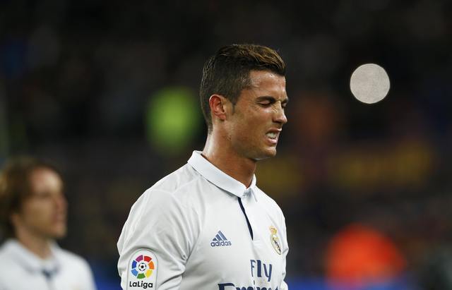 Bị fan Barca gọi là gay, Ronaldo “tịt ngòi” trận El Clasico?