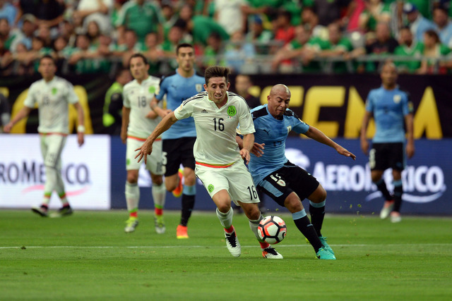 Mexico thắng đậm Uruguay trong trận đấu có 2 thẻ đỏ