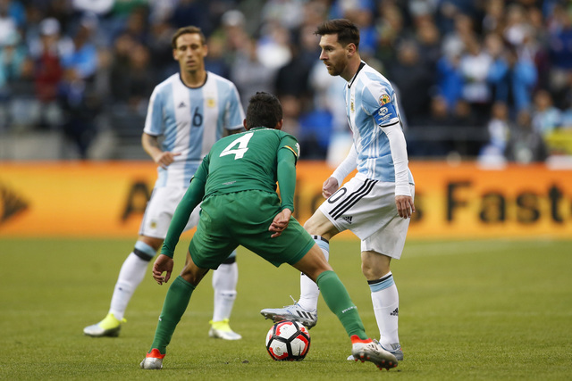 Xem Messi “xỏ kim”, vờn thủ môn Bolivia nhừ tử