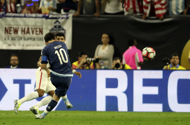 Messi lại lập siêu phẩm, Argentina thắng đẹp Mỹ