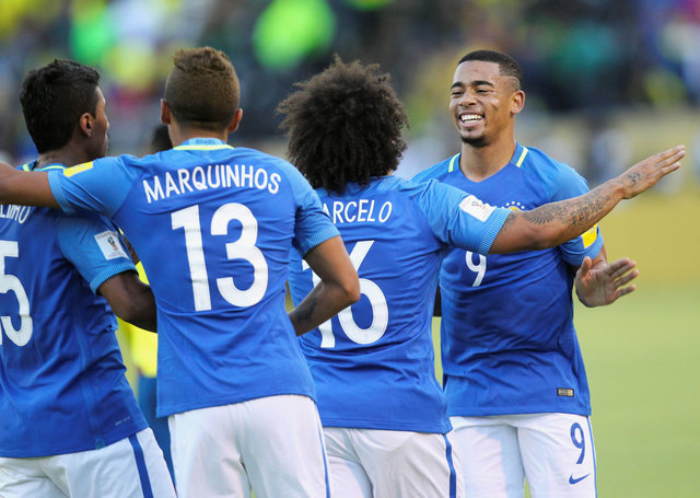 Jesus lập cú đúp, Brazil đè bẹp Ecuador